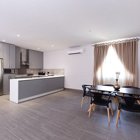 גאבורון City Mews On Independence מראה חיצוני תמונה